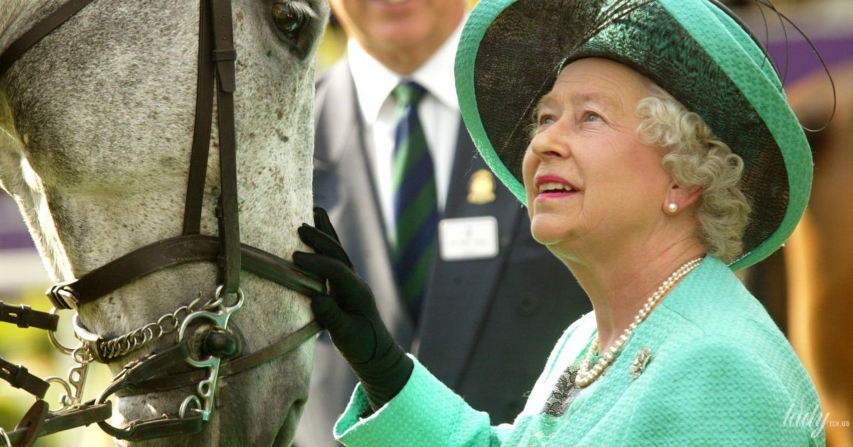 С детства ездит верхом: королева Елизавета II на конных прогулках