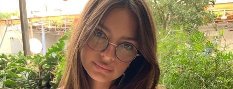 Струнка Емілі Ратаковскі звабливо позувала на траві у напівпрозорому топі та трусах