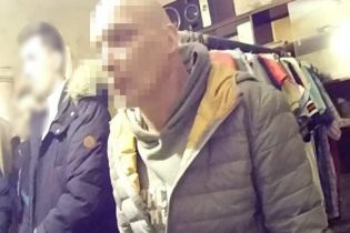 У Києві збоченець розбещував та схиляв до проституції 13-річних дівчат