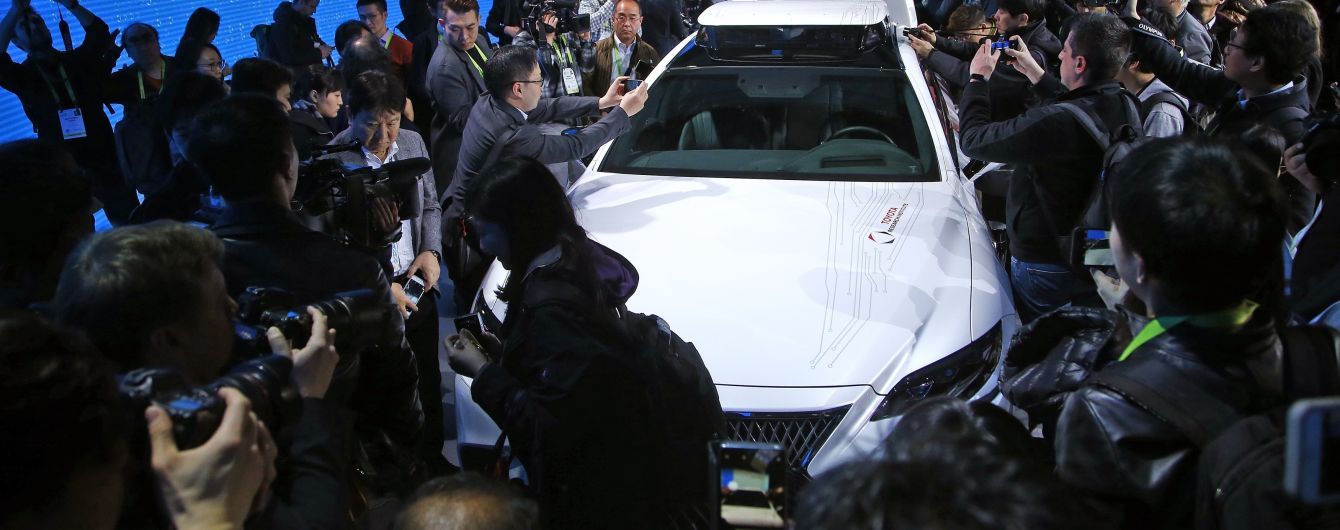 Lexus представив на тизері новий седан