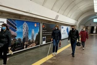 У Києві дві станції метро обладнали тактильними смугами для маломобільних пасажирів