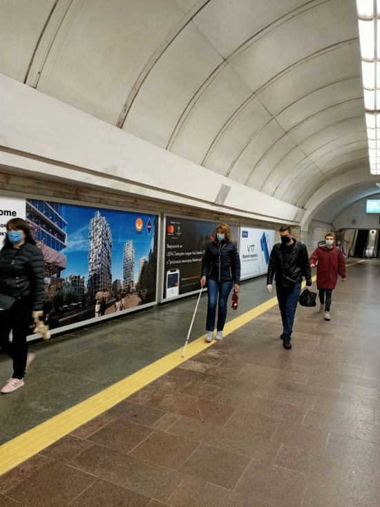 У Києві дві станції метро обладнали тактильними смугами для маломобільних пасажирів