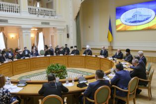 Шмыгаль анонсировал возобновление массовых служб в церквях