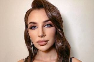 В платье с откровенным декольте: участница шоу "Холостяк" позировала в роскошном отеле с видом на море