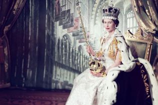 В роскошном платье и с короной: королевский дворец поделился архивным снимком 27-летней королевы Елизаветы II