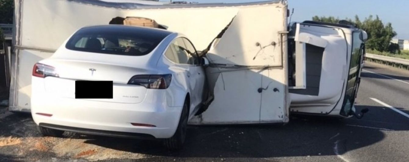 Tesla на автопилоте со скоростью 110 км/час протаранила перевернутый фургон: видео