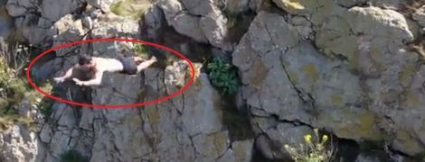 В Англії зафільмували карколомне падіння хлопця зі скелі та його порятунок