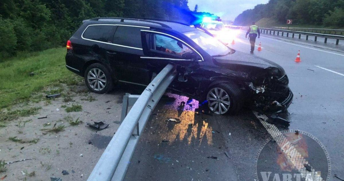 В ДТП на трасі Київ-Чоп відбійник наскрізь "прошив" водія