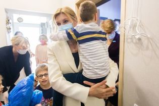 В белоснежном жакете и с маской на лице: Елена Зеленская посетила интернат для детей-сирот