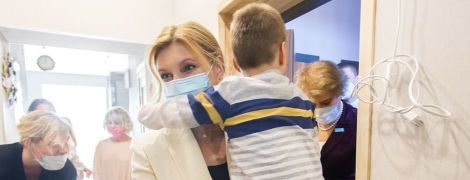 В белоснежном жакете и с маской на лице: Елена Зеленская посетила интернат для детей-сирот