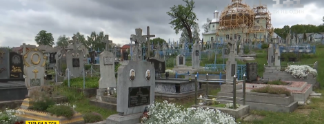 У Львівській області священник домігся, аби з кладовища зникли усі штучні квіти та вінки: як це вдалося