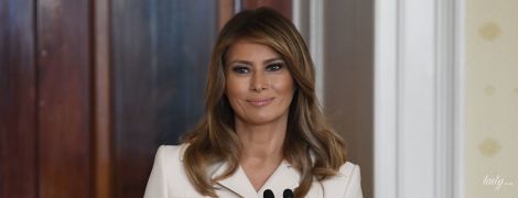 В белом жакете и на шпильках: Мелания Трамп в деловом аутфите выступила на брифинге