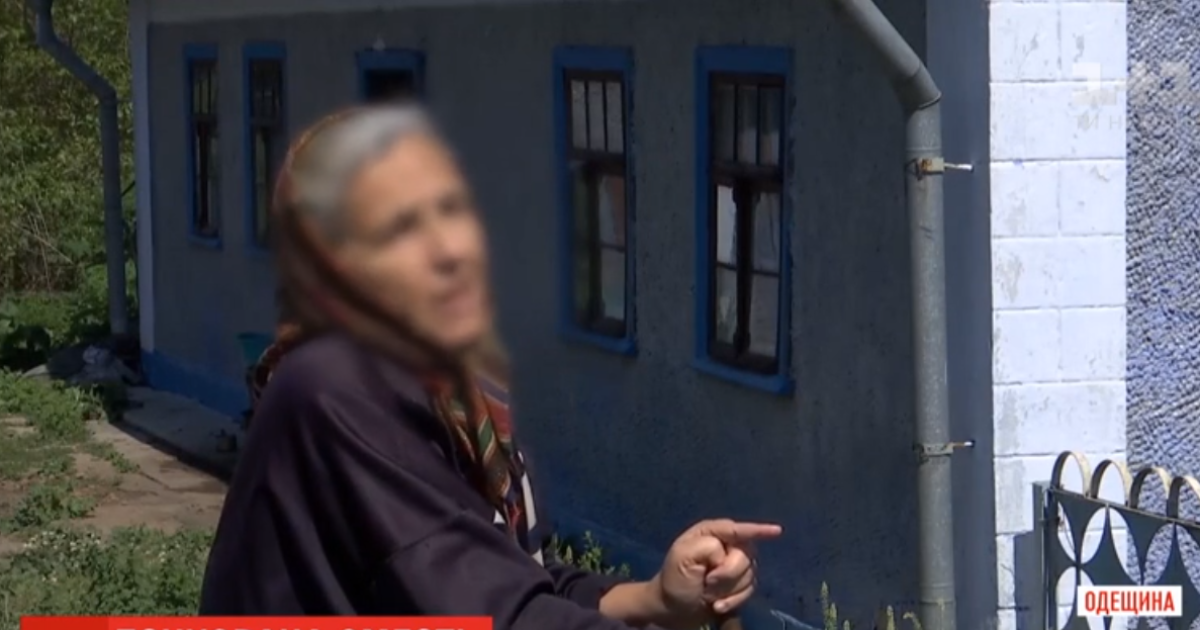 Посипала сіллю та брехала рідним: в Одеській області жінка 5 місяців жила з тілом матері заради пенсії