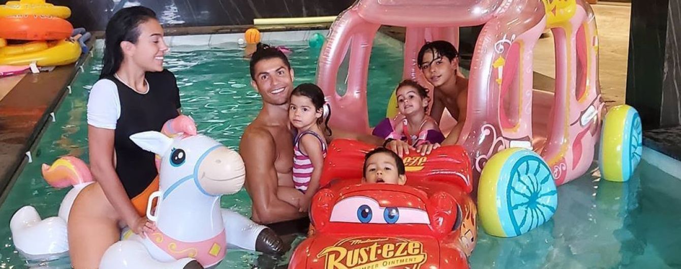 Family Time: Роналду з Джорджиною та дітлахами розважився у басейні