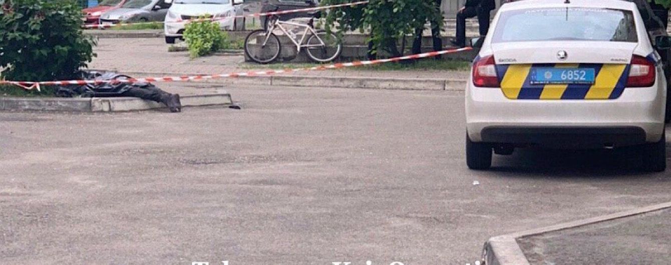 В Киеве 19-летний парень выпал из окна многоэтажки и погиб