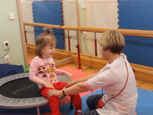 У Запоріжжі шукають нову родину для дівчинки - біологічні батьки зі США просили "зупинити її життя"