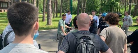 Зеленский в Залесье начал встречу с журналистами: президент пересел на велосипед