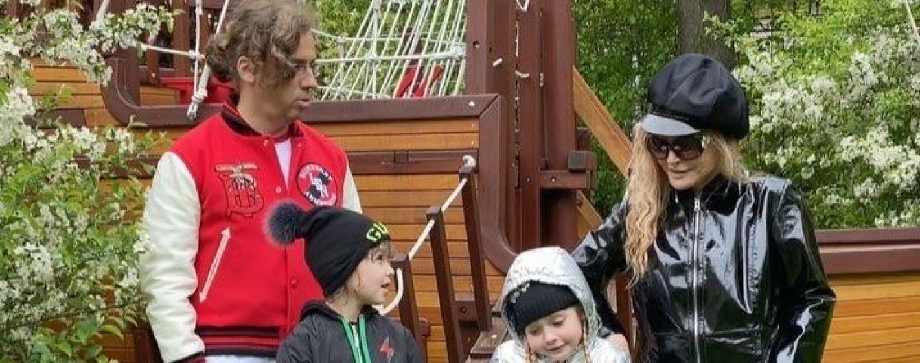 Алла Пугачева похвасталась стройными ножками во время семейной прогулки по полю