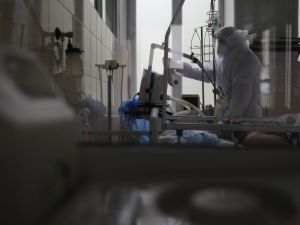 За добу в Україні різко зросла кількість померлих від коронавірусу: заразились понад 800 людей