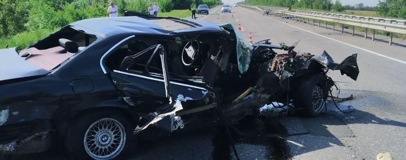 Під Одесою водій BMW зіткнувся з відбійником: внаслідок ДТП одна людина загинула, ще троє травмовані