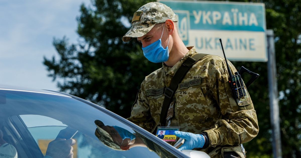 Пограничники задержали немку, которая попыталась вывезти в ЕС машину с нелегалами