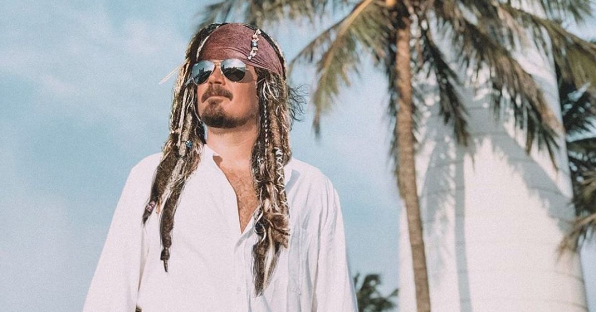 Полностью обнаженный Фагот из "ТНМК" посветил ягодицами на пляже