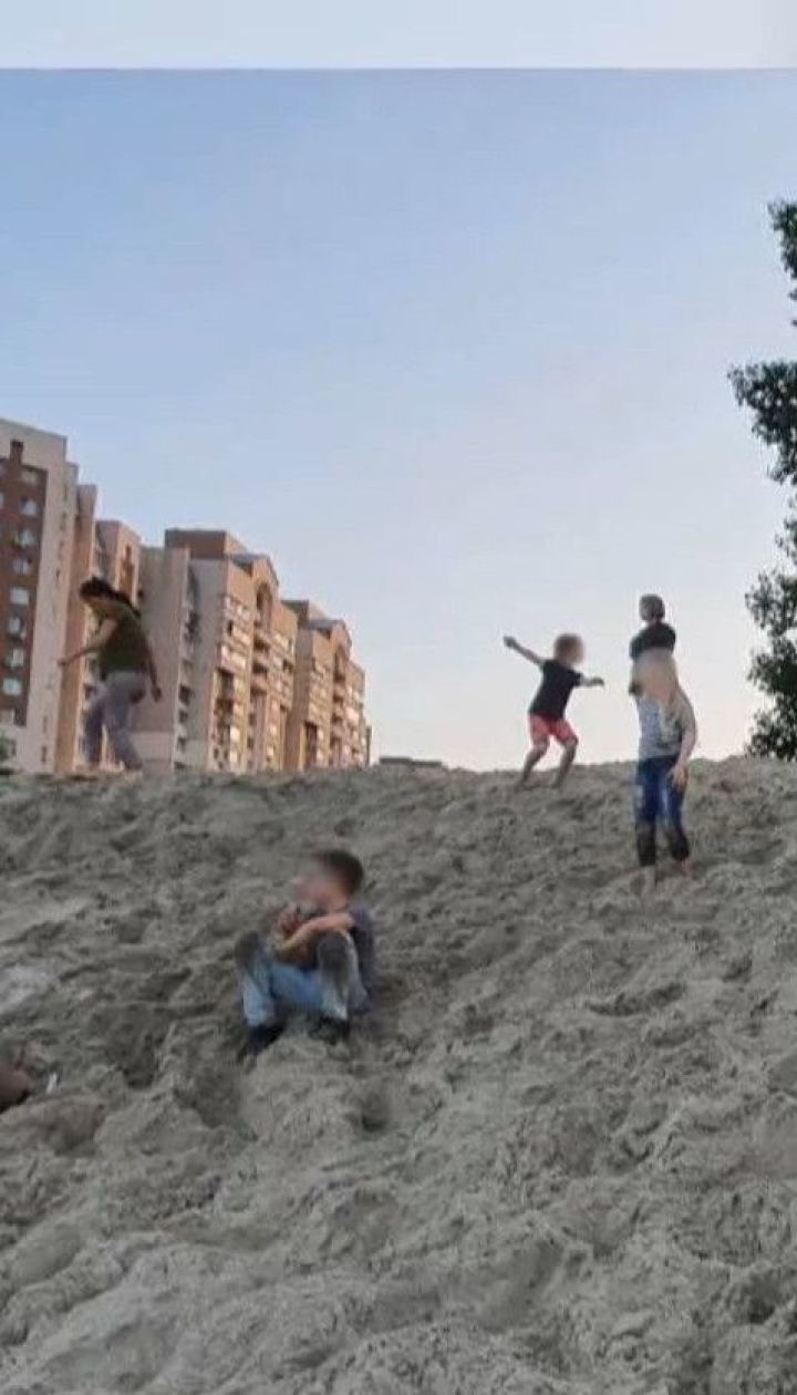 На Оболонській набережній у Києві небайдужі врятували дитину, яку засипало піском