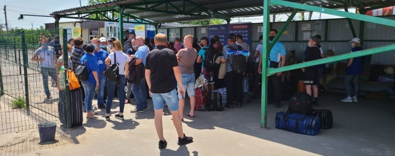 Не випустили жодного українця: бойовики продовжують блокувати роботу КПВВ на Донбасі