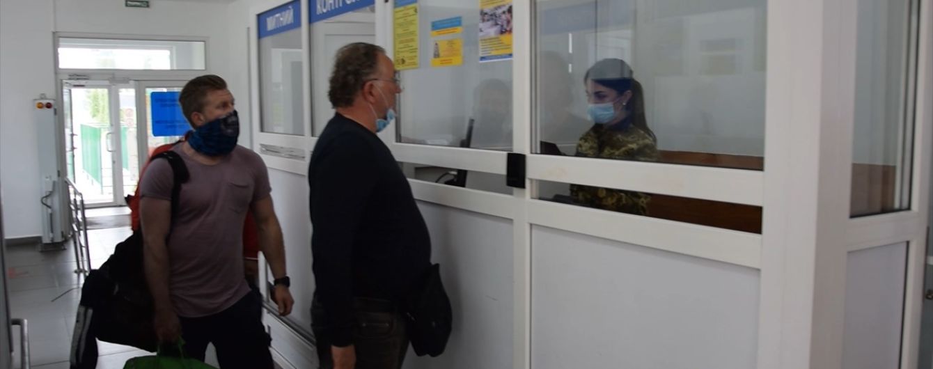 У ДПСУ розповіли, скільки людей стоять у черзі на КПП "Шегині"