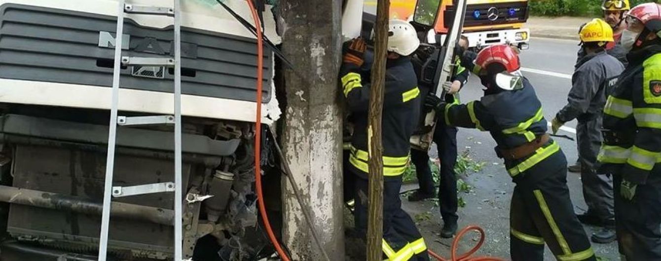 В Киеве грузовик влетел в столб, водителя зажало в кабине
