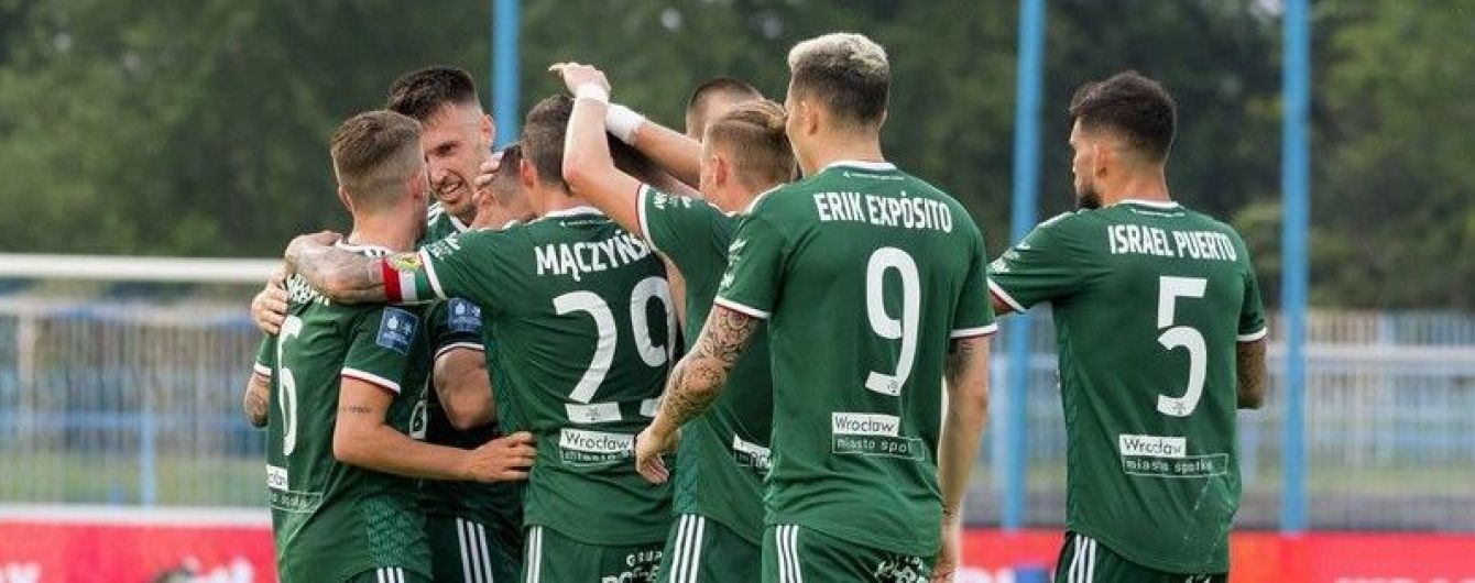 Футбольний фанат орендував підйомний кран, щоб наживо подивитися матч улюбленої команди