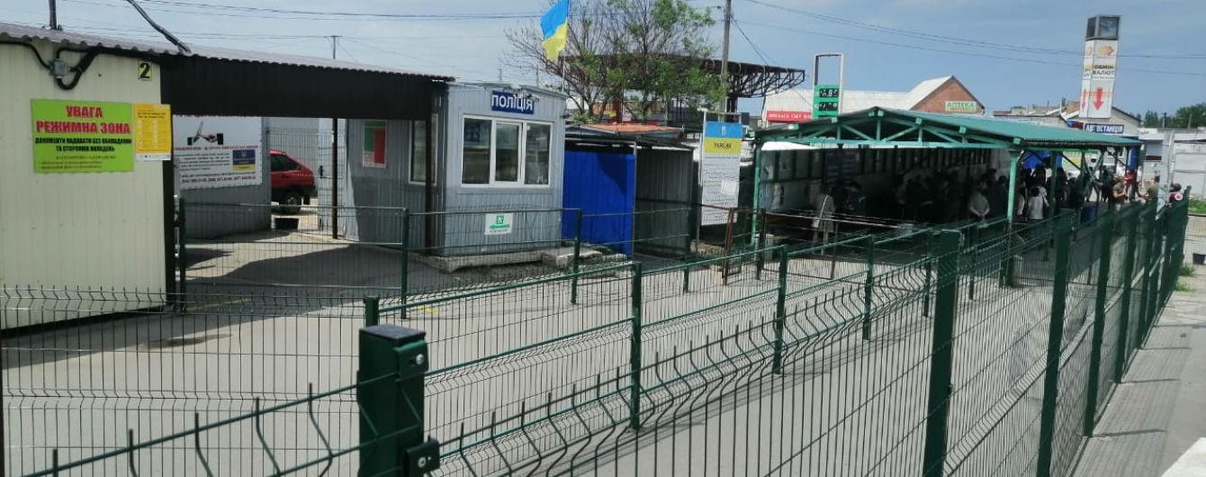 Бойовики на Донбасі знову заблокували КПВВ "Станиця Луганська" та "Мар’їнка"