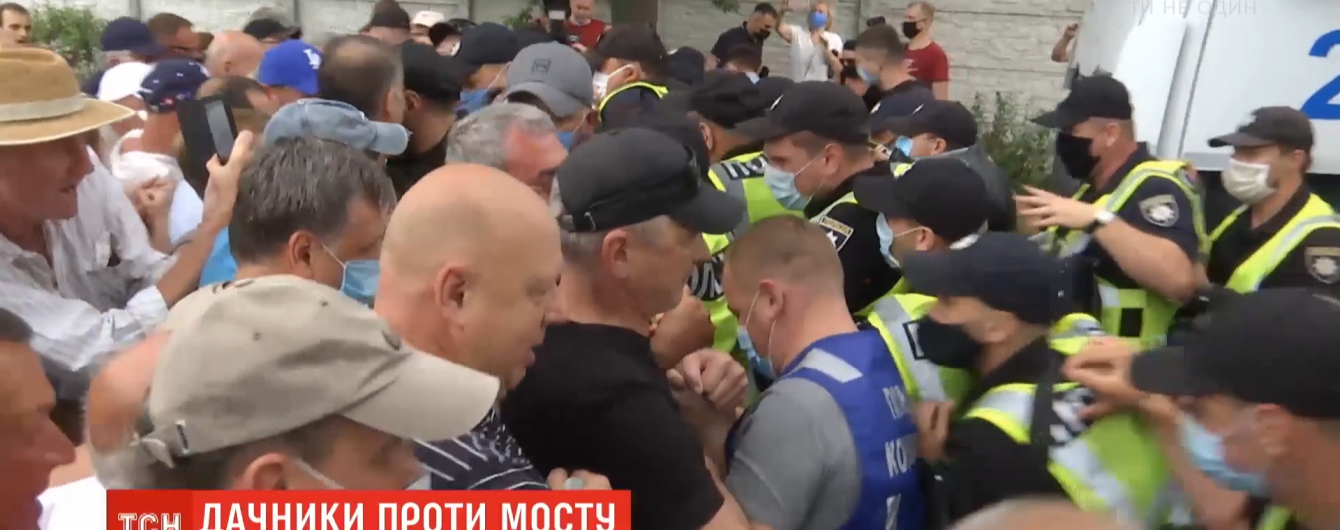 В Киеве на Русановских садах дачники заблокировали движение грузовиков к строительству Подольского моста