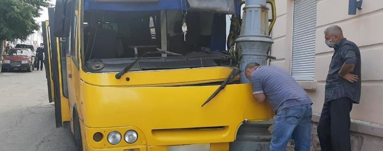 В Черновцах маршрутка врезалась в столб: четверо пассажиров травмированы