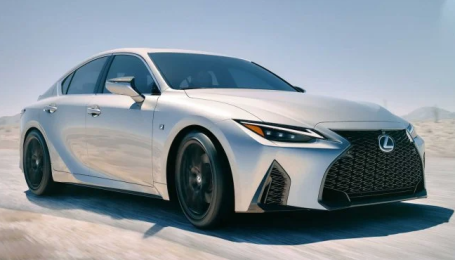 Lexus официально презентовал новый седан IS