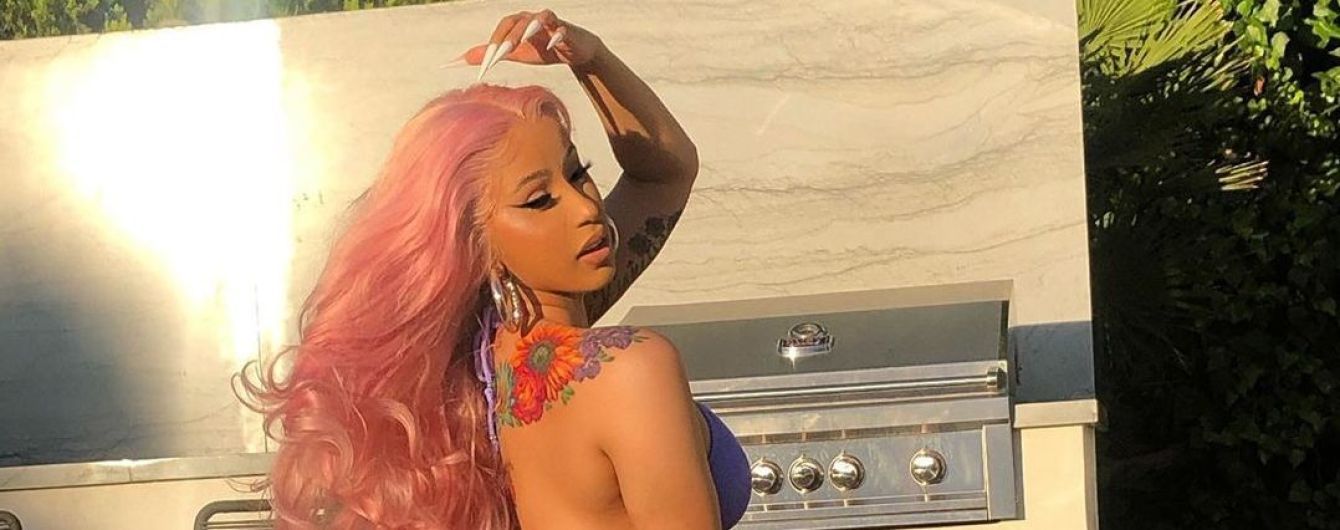 Майже оголена Cardi B з новою зачіскою засвітила величезне тату на сідницях