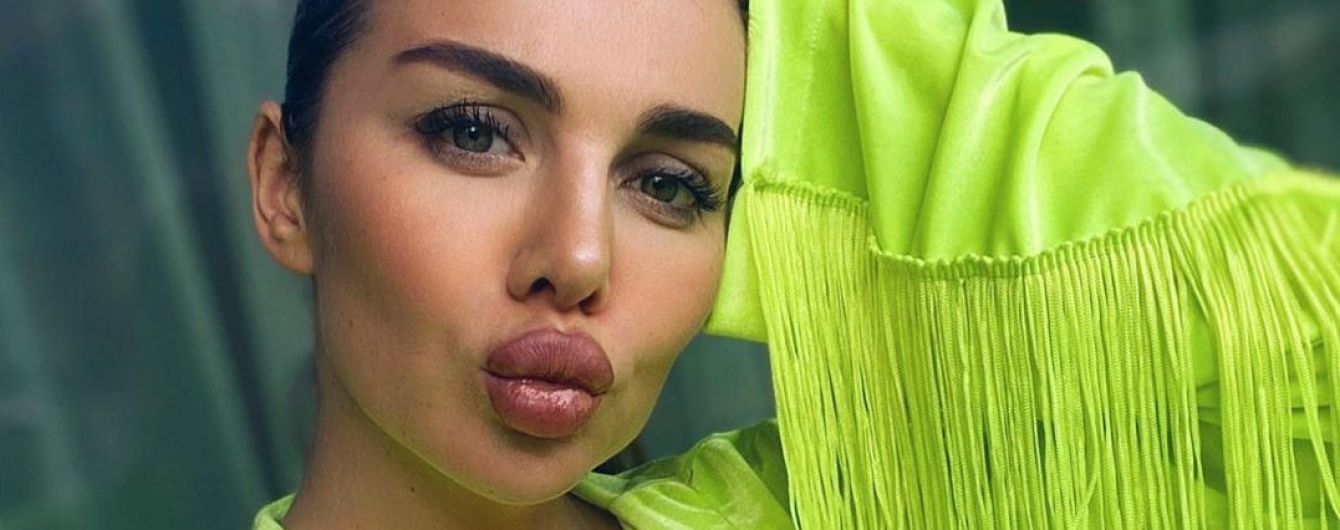 Анна Сєдокова із маскою на обличчі похизувалася пишним бюстом та пресом