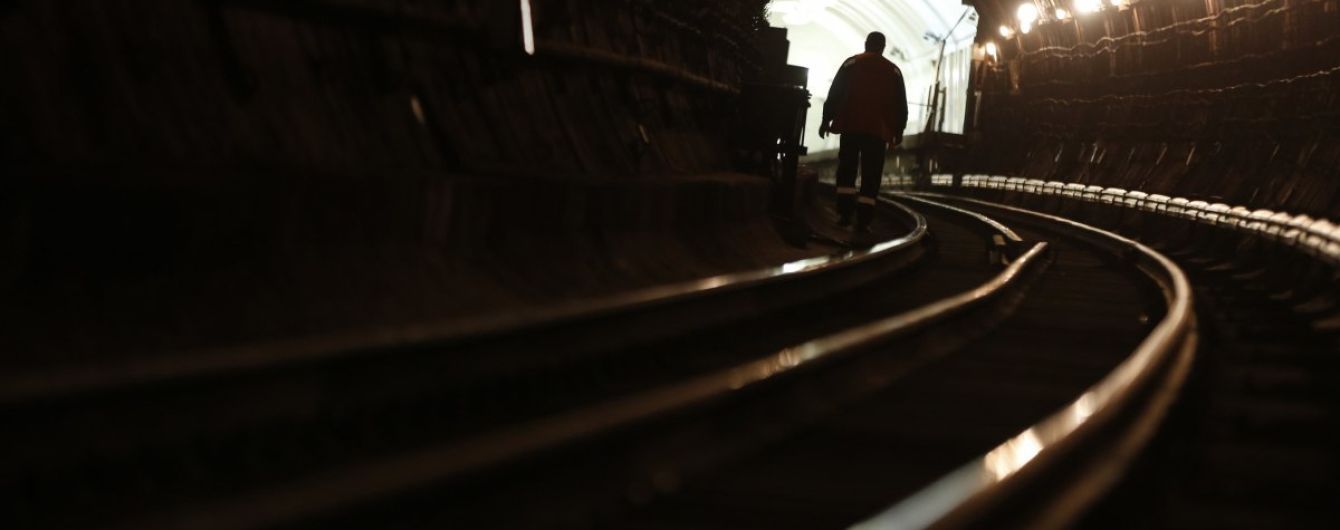 В тоннеле метро в Киеве мужчина порезал себя ножом: подробности остановки работы подземки