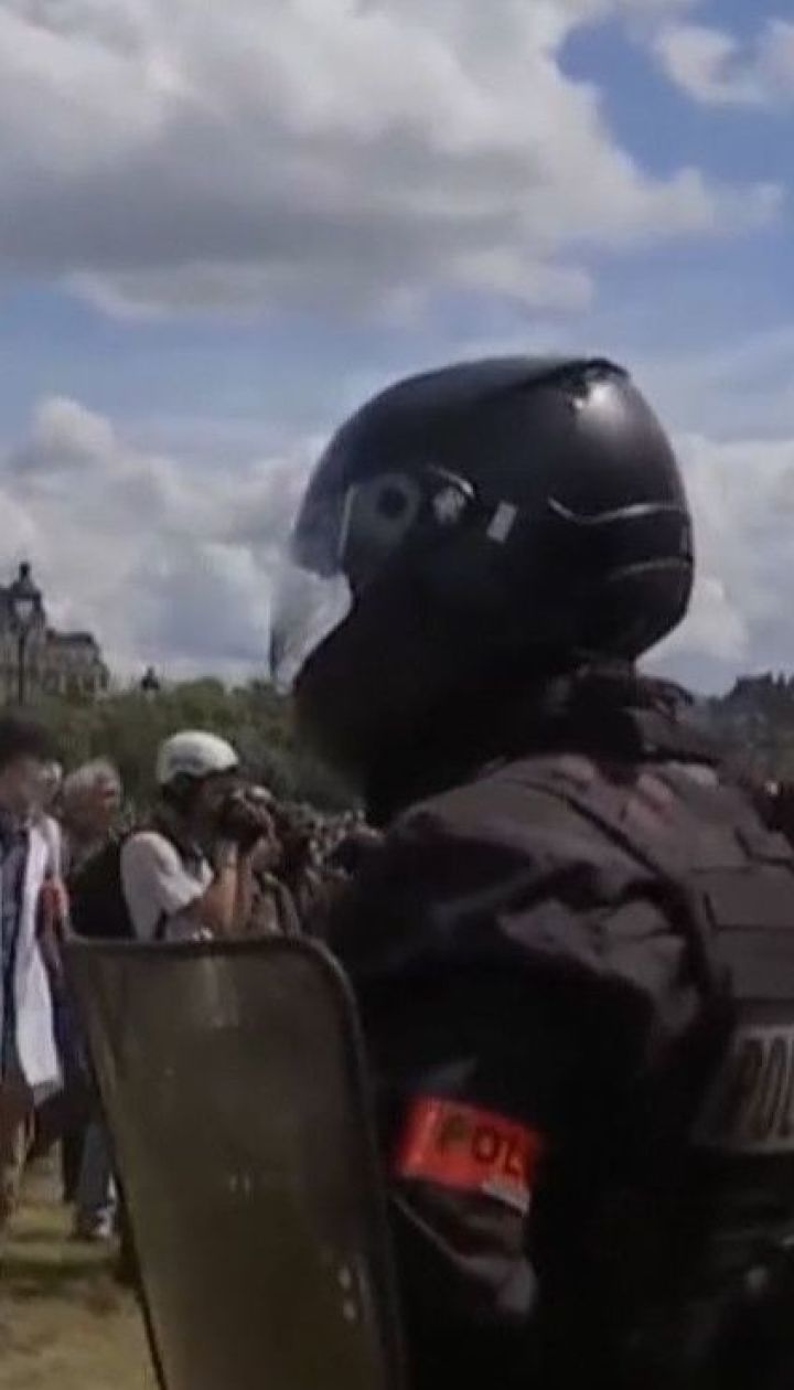 В Париже несколько тысяч медработников вышли на протесты с требованием увеличения зарплаты