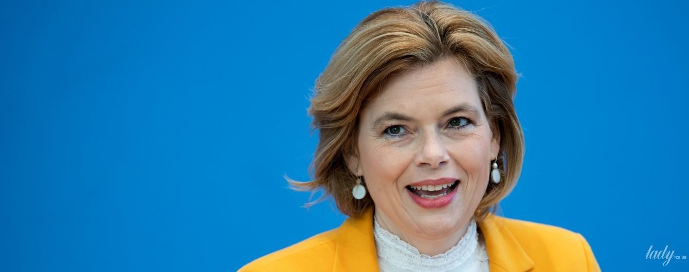 В банановом жакете и ажурном топе: министр сельского хозяйства Германии на пресс-конференции