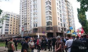 Мітингувальники від Офісу президента перейшли до будинку Зеленського: вулиця оточена кордонами поліції
