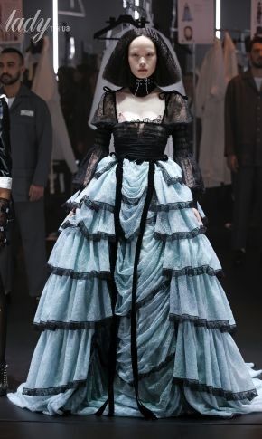 Дырявые колготки и некрасивые модели в коллекции Gucci сезона осень-зима 2020-2021