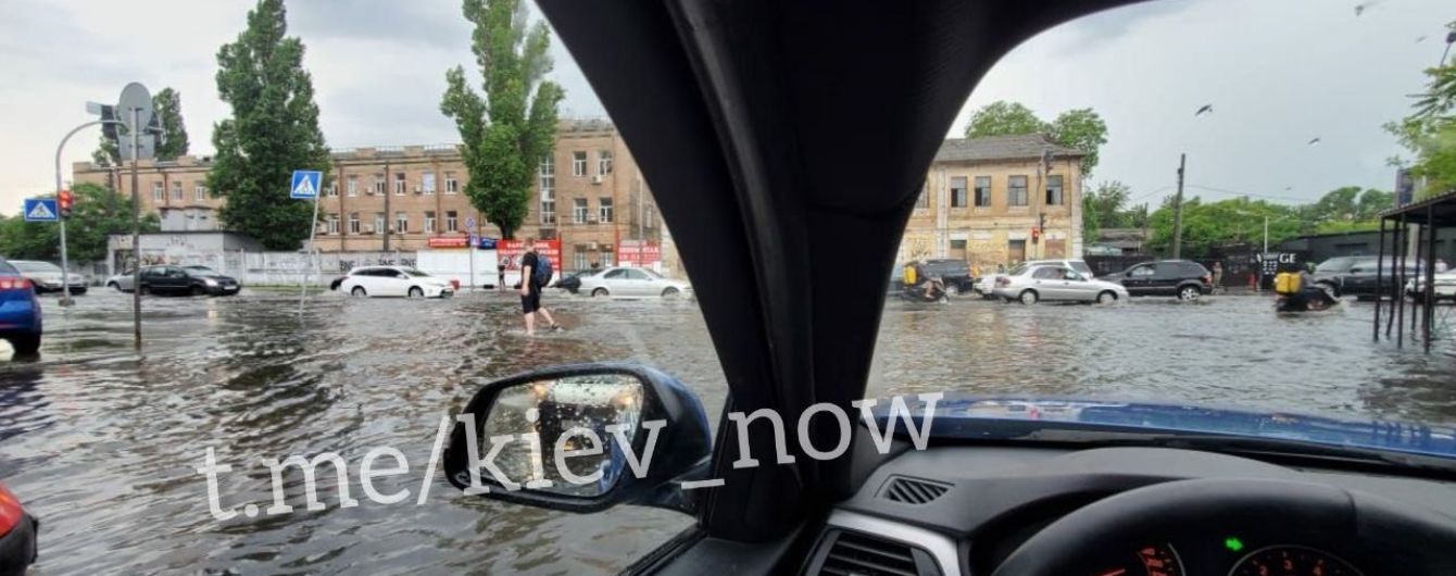 Ливень в Киеве затопил подземку и многоэтажки, а на людей падали деревья: последствия масштабной непогоды