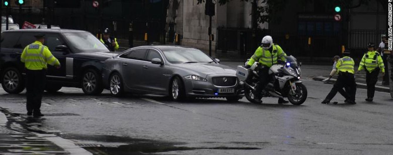 Борис Джонсон потрапив у ДТП через мітингувальника на дорозі
