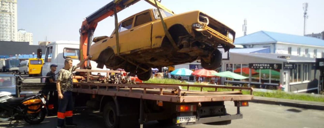 У Києві прибиратимуть з доріг та тротуарів кинуті транспортні засоби