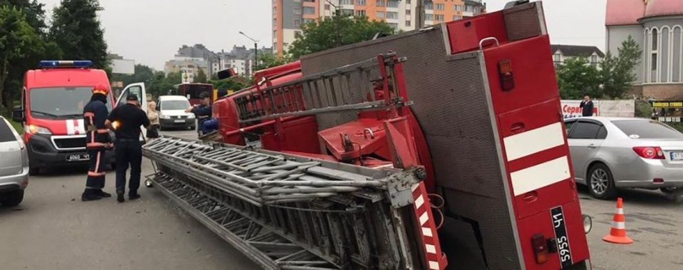 В Ивано-Франковске из-за пренебрежения ПДД перевернулась пожарная автолестница, которая ехала на вызов