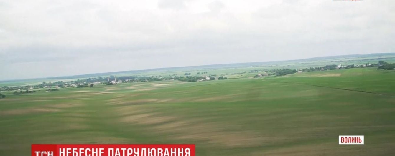 Волинський фермер на власному літаку спостерігає за пожежною ситуацією в місцевих лісах