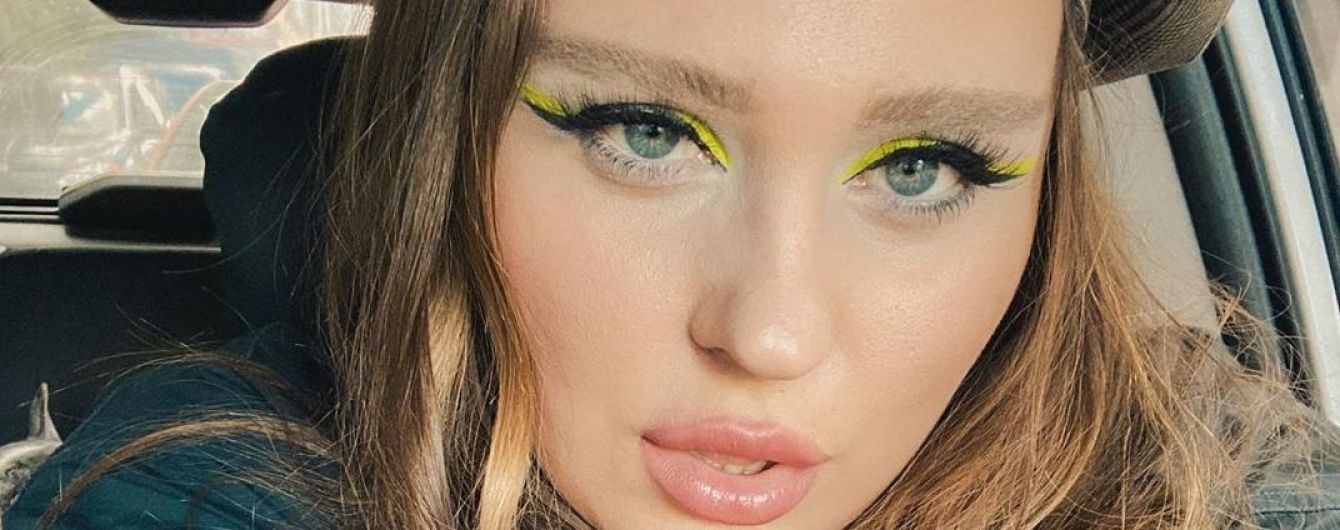 Солістка KAZKA показалася з коротким рожевим волоссям та чубчиком