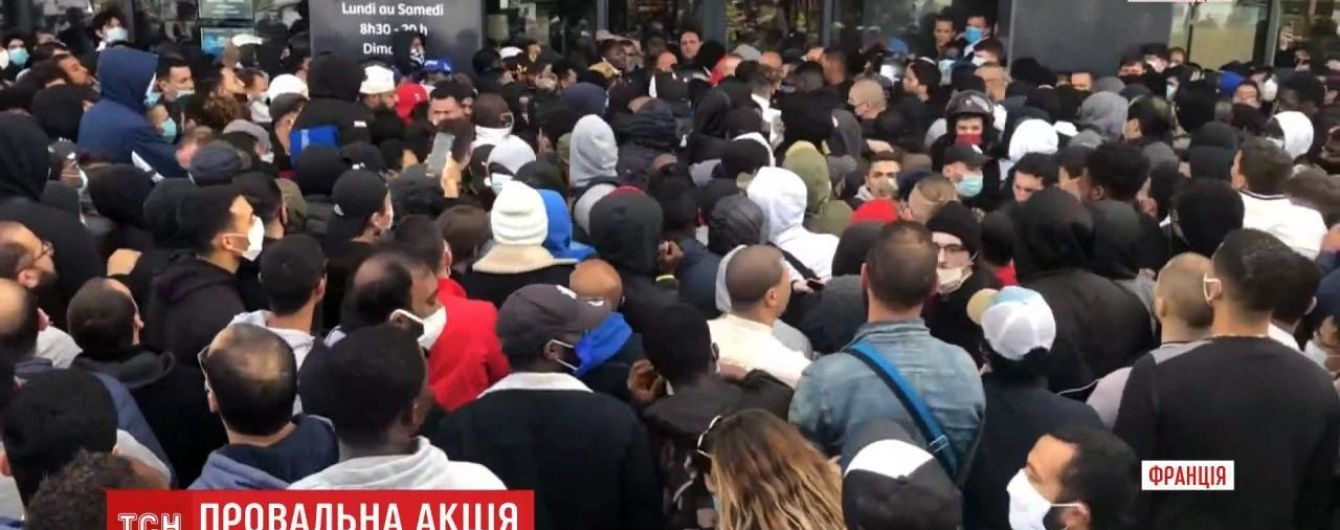 В пригороде Парижа полиция разогнала толпу покупателей, которые хотели купить акционную игровую приставку