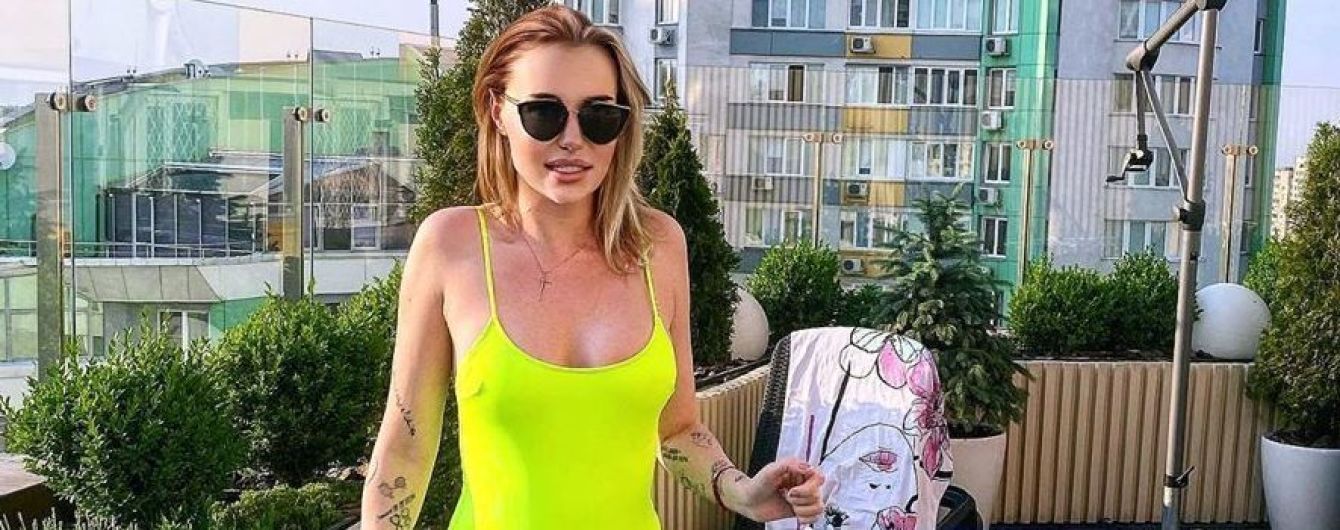 У салатовому купальнику: Слава Камінська ніжиться в басейні з донькою